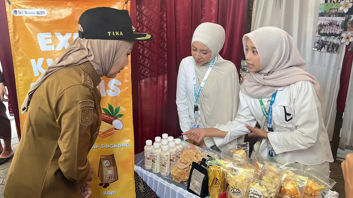 EXPO: Bupati Kendal Dyah Kartika Permanasari berbincang dengan mahasiswa KKN UPGRIS saat mengunjungi stan Expo KKN di Kecamatan Plantungan. Expo tersebut menjadi wadah promosi berbagai potensi lokal dan produk UMKM sekaligus memperkuat kolaborasi pemerintah, desa, mahasiswa, dan masyarakat. (BUDI SETIYAWAN/RADARSEMARANG.ID)