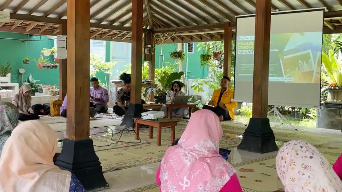 Peserta mengikuti pendampingan tata kelola Bank Sampah Gunungpring di Kecamatan Muntilan, Kabupaten Magelang. Kegiatan berlangsung dua kali pada Juli dan Agustus 2026 dengan fokus pada pencatatan, penetapan harga, standardisasi produk, dan pengembangan pasar. (DOKUMENTASI TIM PENGABDIAN UNTIDAR)

&nbsp;