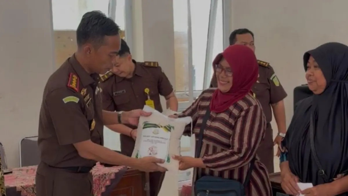 Kepala Kejari Kota Semarang, Agus Rujito saat memberikan sembako pada warga Genuksari dalam rangka Hari Lahir Kejaksaan ke 81, Selasa (2/8/2026).