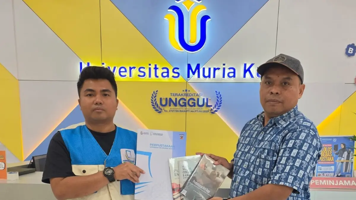 Ketua Program Studi Magister Pendidikan Dasar Program Pascasarjana UMK Dr. Nur Fajrie, S.Pd., M.Pd. (kanan) menyerahkan buku karyanya ke Perpustakaan UMK yang menggagas program literasi dosen bertajuk One Book, Big Impact. 