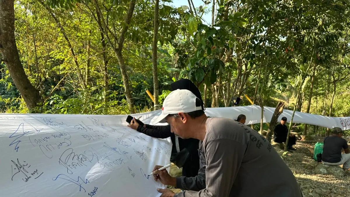 Masyarakat dari berbagai lapisan tandatangani dan ikuti dialog penolakan proyek geothermal di Camp Kendalisodo, Bawen, Kabupaten Semarang.