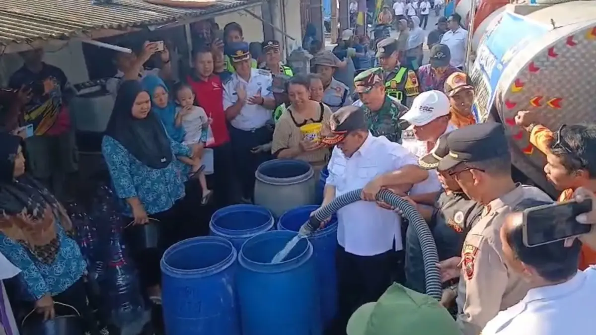 Bupati Semarang Ngesti Nugraha saat menyalurkan langsung air bersih di Kecamatan Suruh yang mulai kesulitan air bersih.