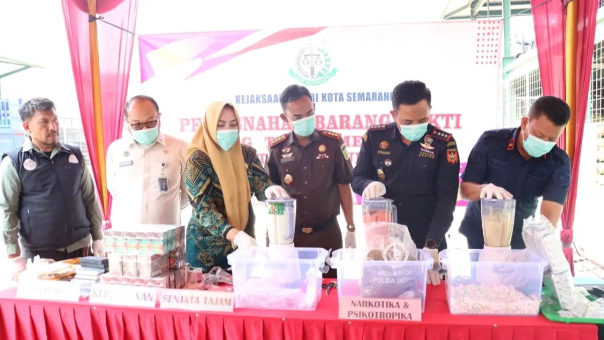 Kejari Kota Semarang bersama forkopimda memusnahkan 102 perkara, ada narkotika seberat 1,1 kilogram, Kamis (3/9/2026). (IDA FADILAH/JAWA POS RADAR SEMARANG)