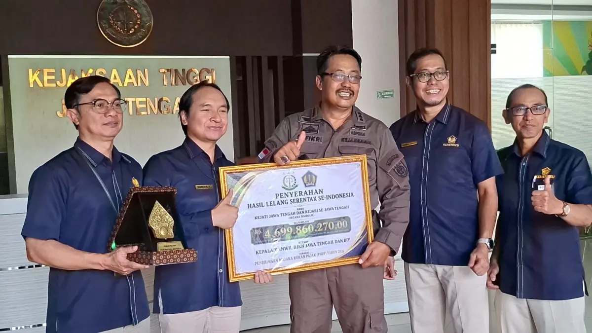 Kepala Kanwil DJKN Jawa Tengah dan D.I. Yogyakarta, Nikodemus Sigit Rahardjo, bersama tim menerima hasil lelang serentak kejaksaan dari Asisten Pemulihan Aset (Aspema) Kejati Jateng, Dzakiyul Fikri, kemarin. 