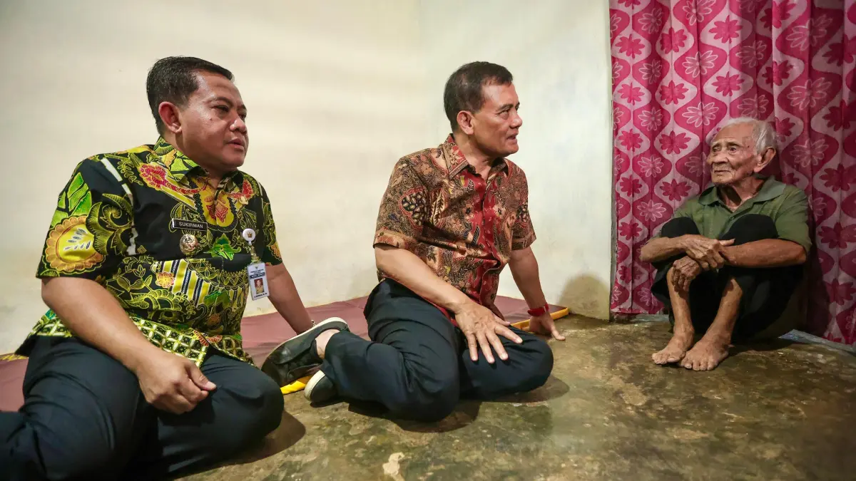  Plt Bupati Pekalongan Sukirman  dan Gubernur Jawa Tengah, Ahmad Luthfi mengunjungi rumah Darmi dan Dayat, warga miskin penerima Program Sembako atau Bantuan Pangan Non Tunai (BPNT)