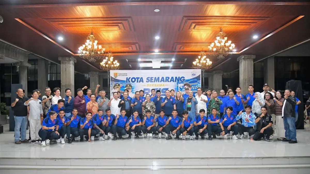Wali Kota Semarang Agustina Wilujeng foto bersama tim Mahesa Jenar usai Gala Dinner bersama PSIS di Hall balai Kota Semarang, Rabu (2/9/2026) malam.