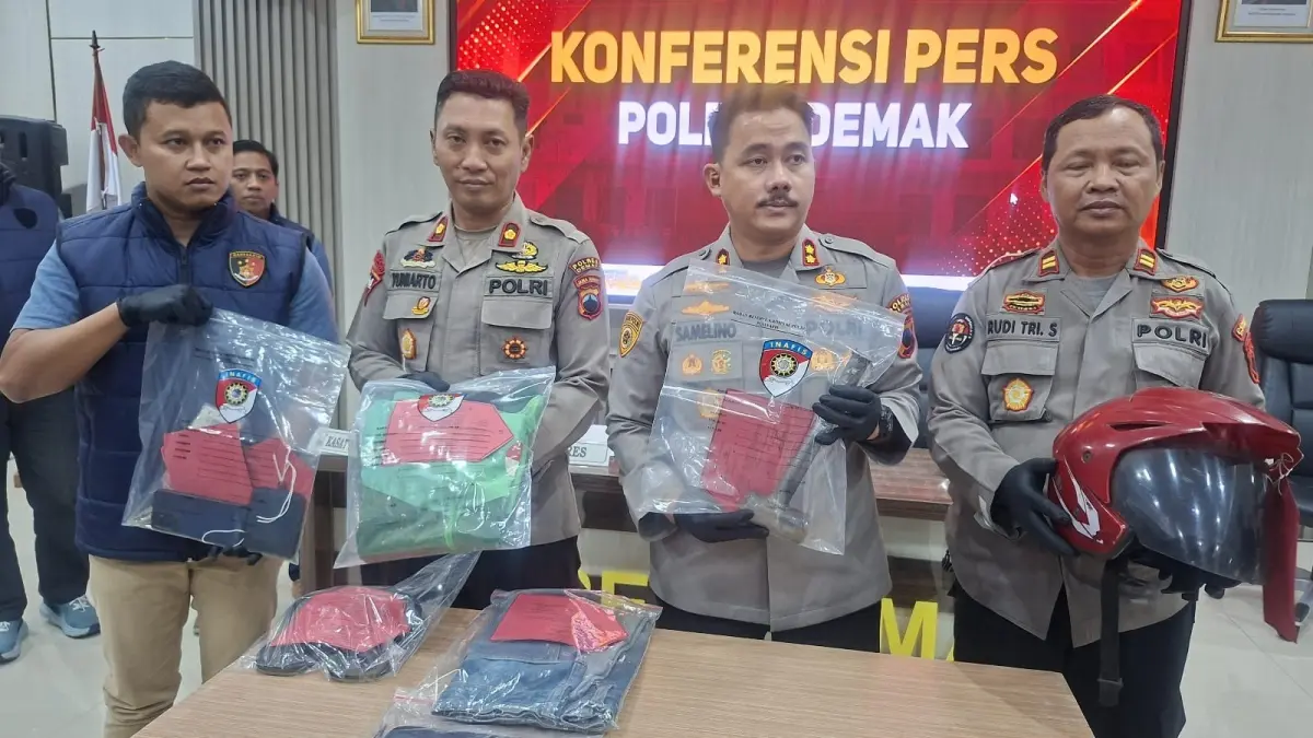 Kapolres Demak AKBP Arrizal Samelino Gandasaputra &nbsp;didampingi Wakapolres Kompol Yuniarto dan Kasatreskrim AKP Arlan Budi Kusuma dan Kasi Humas Iptu Rudi Tri Sayogo menunjukkan barang bukti kasus pembunuhan dan pembakaran di Mapolres Demak kemarin. (Wahibpribadi)