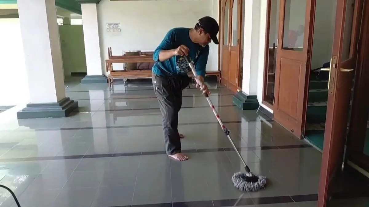Anggota Komunitas Resik-Resik Masjid saat membersihkan Masjid Phapros Semarang Al-Ikhlas, Jumat (4/9/2026). (IDA FADILAH/JAWA POS RADAR SEMARANG)
