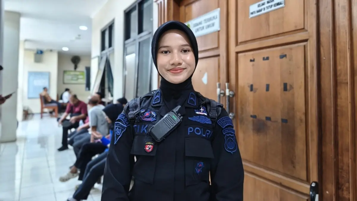 Bripda Dwike Hepto Januartika saat mengawal Fadia Arafiq di Pengadilan Tipikor Semarang. (IDA FADILAH/JAWA POS RADAR SEMARANG)
