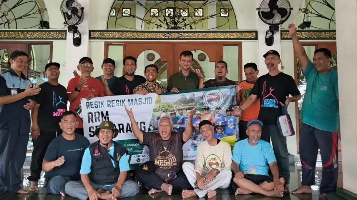 Komunitas Resik-Resik Masjid saat beraksi di Masjid Phapros Semarang Al-Ikhlas, Jumat (4/9/2026). (IDA FADILAH/JAWA POS RADAR SEMARANG)