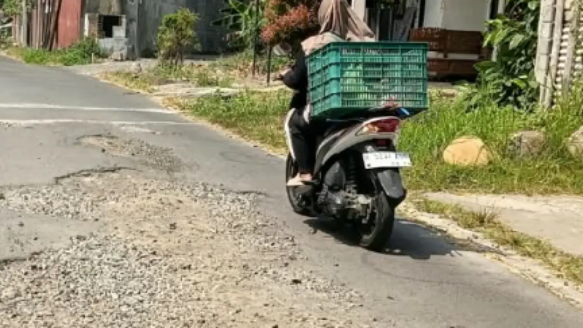 Kondisi jalan poros Klepu-Pringapus, Kabupaten Semarang, semakin parah. Warga berharap segera ada perbaikan dari pemerintah. (Hidayatuszzen for rase)