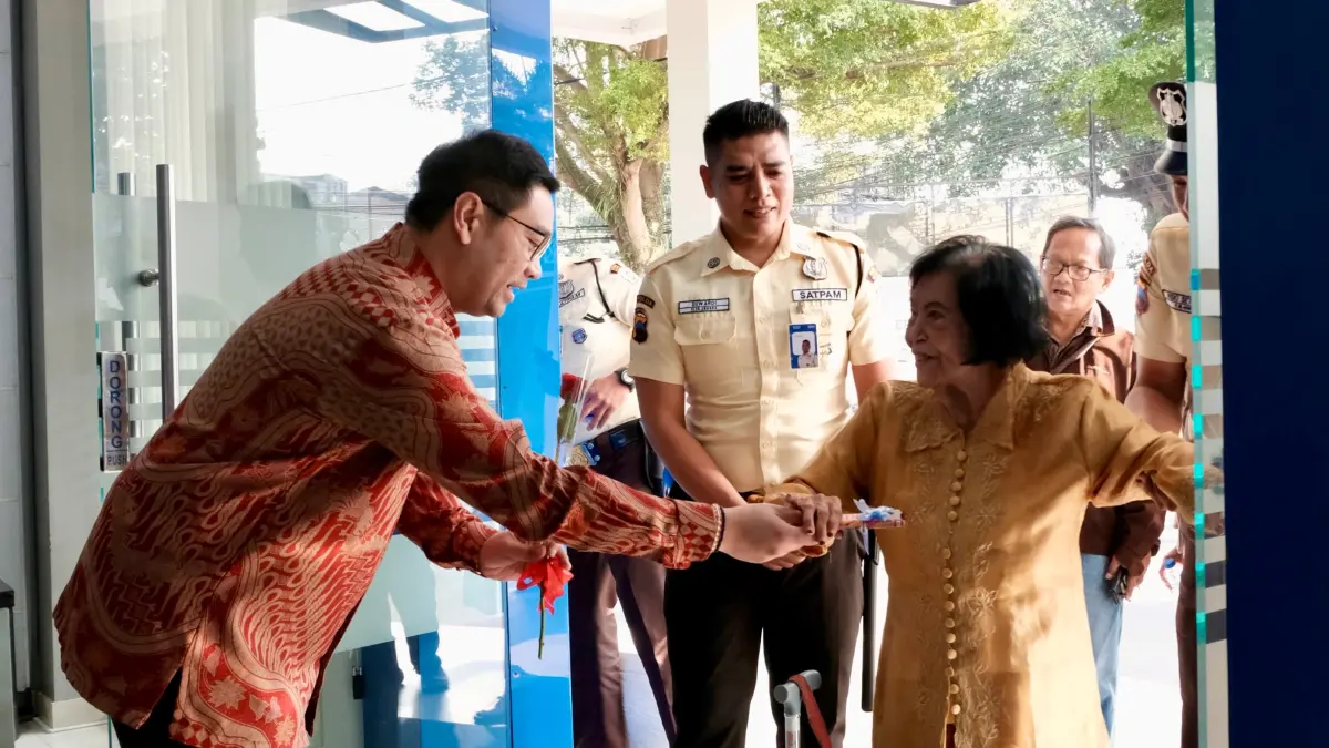 Memperingati Hari Pelanggan Nasional, nasabah yang datang ke kantor BRI, Jumat (4/9), mendapat kejutan berupa bunga mawar, jajanan, hingga cokelat.