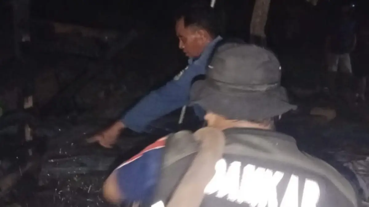 Petugas Damkar Demak menunjukkan kandang kambing yang hangus terbakar. (Wahibpribadil)
