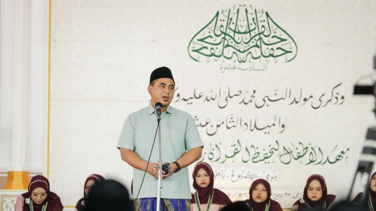  Wakil Gubernur Jawa Tengah Taj Yasin Maimoen, memberikan tali asih kepada 41 anak yang telah menyelesaikan hafalan Al-Qur’an dalam Haflah Khotmil Qur’an XVI, Pondok Pesantren Al-Qur’an Tahfidzul Qur’an (PPATQ) Raudlatul Falah Bermi, Kecamatan Gembong, Kabupaten Pati, Sabtu, 5 September 2026.&nbsp;