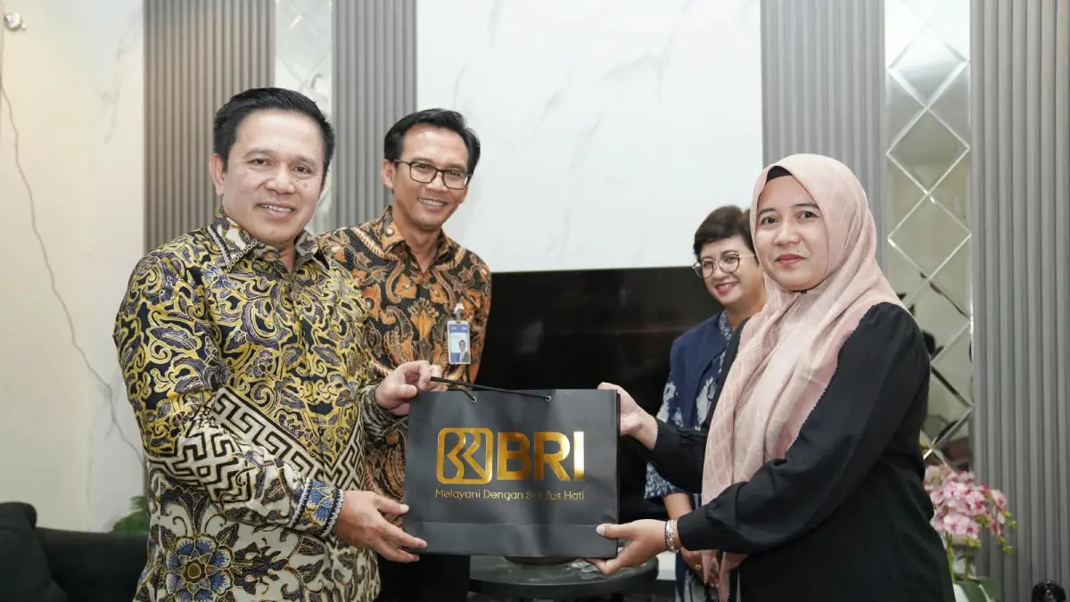  Direktur Micro BRI, Akhmad Purwakajaya, bersama Regional CEO BRI Semarang, Bernadi Kurniawan, dan jajaran BRI Pattimura Semarang turun langsung menyapa serta melayani nasabah dalam peringatan Hari Pelanggan Nasional, Jumat (4/9/2026). 
