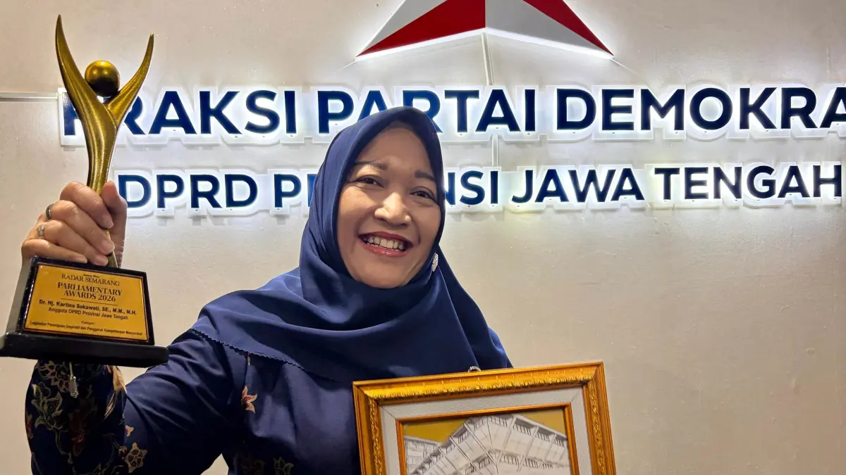 Anggota Komisi E DPRD Jawa Tengah, Dr. Hj. Kartina Sukawati, SE., M.M., M.H., dianugerahi Parliamentary Award 2026. (KHAFIFAH ARINI PUTRI/JAWA POS RADAR SEMARANG)

&nbsp;