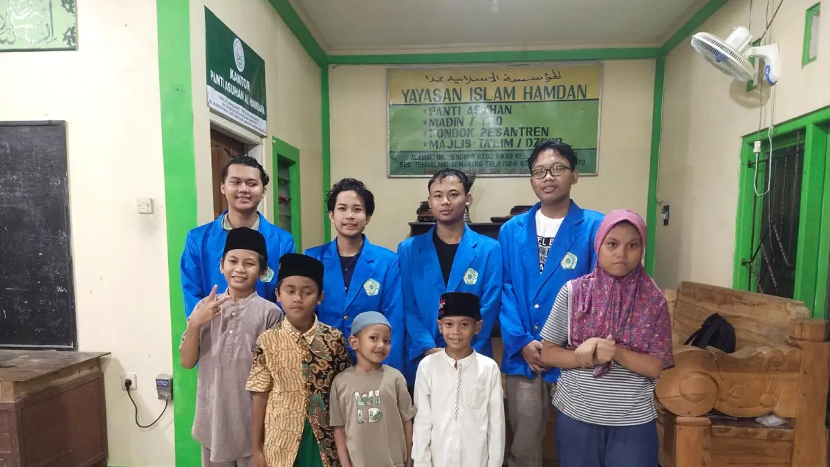 David Bastian dkk dalam giat mengenalkan sarung tangan pintar di sebuah panti asuhan.