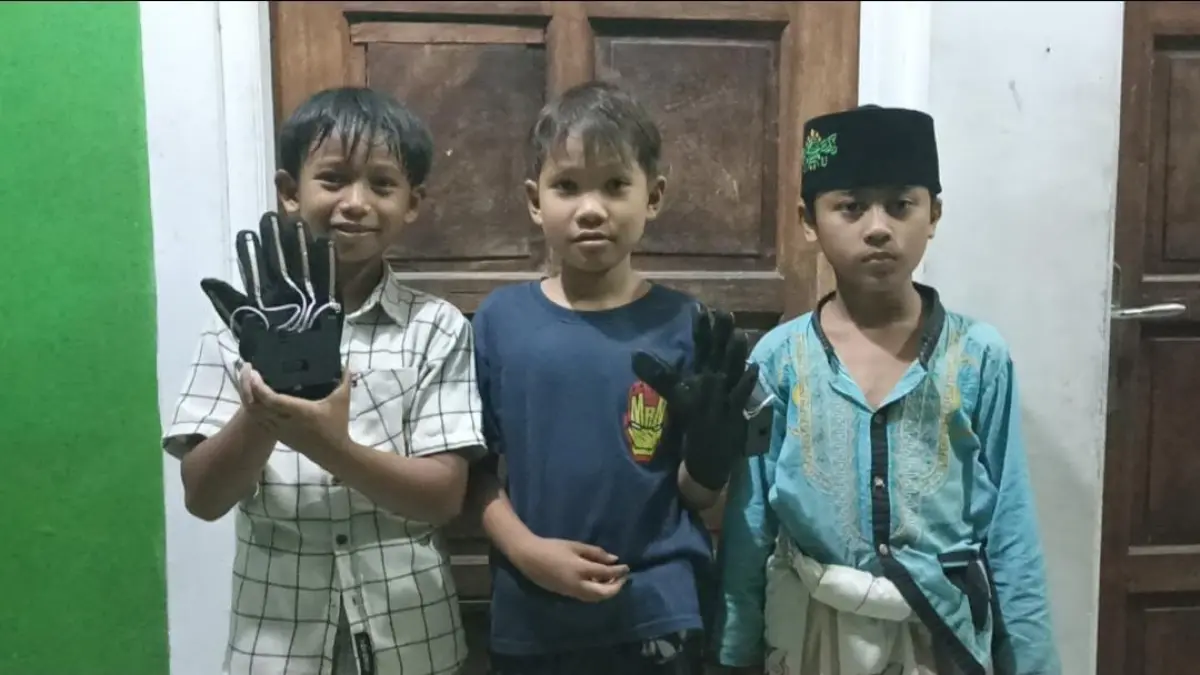 David Bastian dkk dalam giat mengenalkan sarung tangan pintar di sebuah panti asuhan.