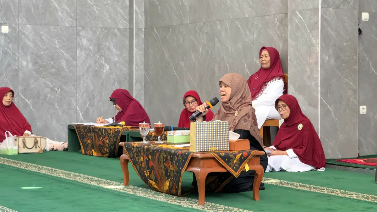 Hj Ida Nurul Farida saat memberikan tausiah