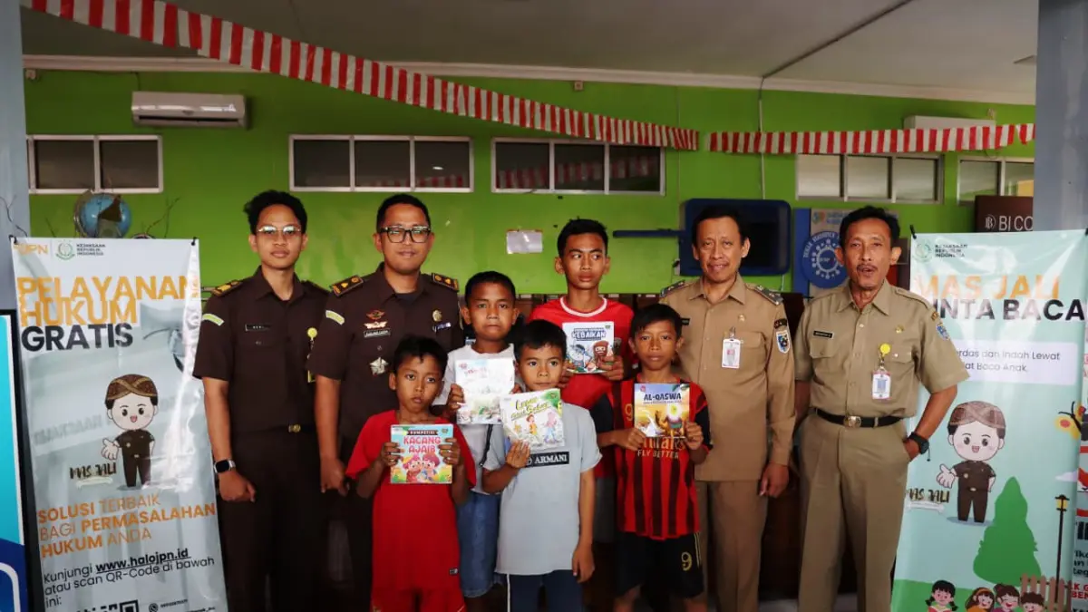 Kepala Seksi Perdata dan Tata Usaha Negara Elga Nur Fazrin, SH menyerahkan sumbangan buku bacaan anak ke Perpusda Demak dan diterima Kepala Perpusda Agung Hidayanto.(Wahibpribadi)
