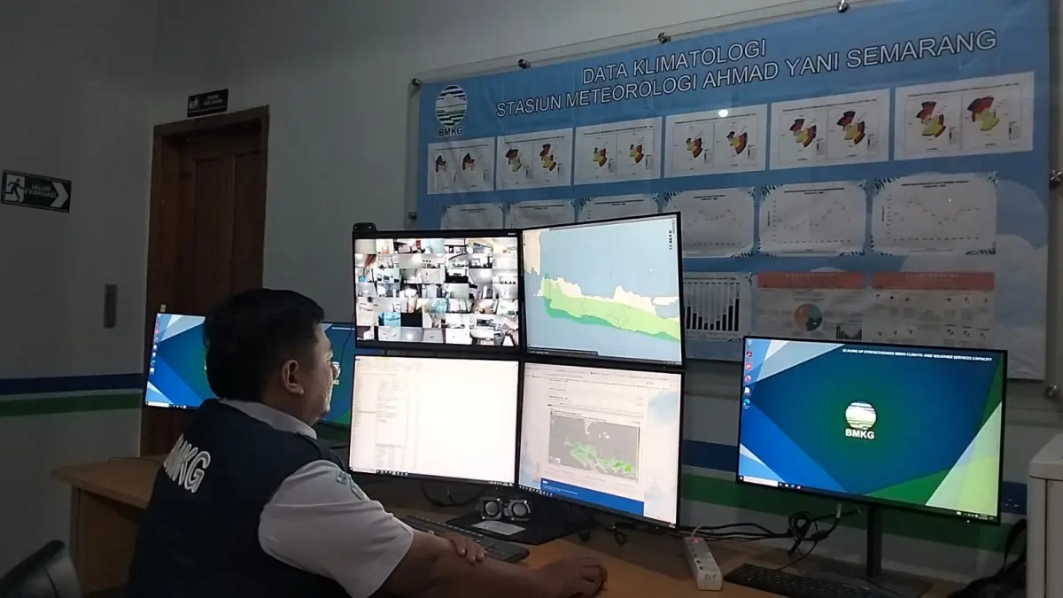 Prakirawan BMKG Ahmad Yani Semarang Harits Syahid Hakim saat ditemui Jawa Pos Radar Semarang, Senin (7/9) (FIGUR RONGGO WASSALIM)