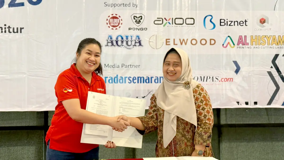 KERJA SAMA: Direktur Politeknik Industri Furnitur dan Pengolahan Kayu (Polifurneka) Kendal, Dr Peni Shoffiyati SP MSi, bersama perwakilan Häfele, perusahaan asal Jerman yang menjadi salah satu mitra pendukung, memperlihatkan nota kerja sama pada pembukaan Talent Camp Asia 2026 di kampus Polifurneka Kendal. (Budi Setiyawan/RADARSEMARANG.ID)