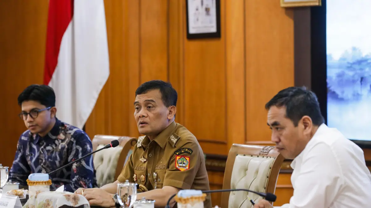 Gubernur Ahmad Luhfi menggelar rapat perkembangan proyek PSEL wilayah aglomerasi Semarang Raya bersama CEO PT Daya Energi Bersih Nusantara (Denera), Fadli Rahmandi Kantor Gubernur Jawa Tengah, Selasa (8/9/2026).