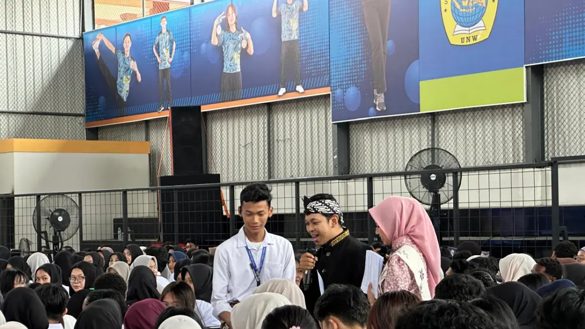 Kegiatan Pengenalan Kehidupan Kampus bagi Mahasiswa Baru (PKKMB) di GOR Mandala Arogya Sanskriti, Kampus Farmasi. Selasa (8/9).