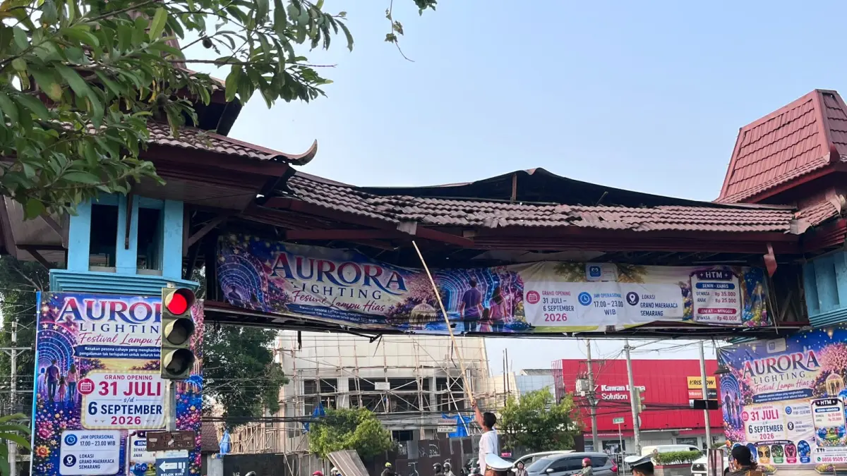 Kondisi Gapura PRPP genteng berjatuhan pasca disundul truk, Selasa (8/9) pagi. (Dokumen Kecamatan Semarang Barat)
