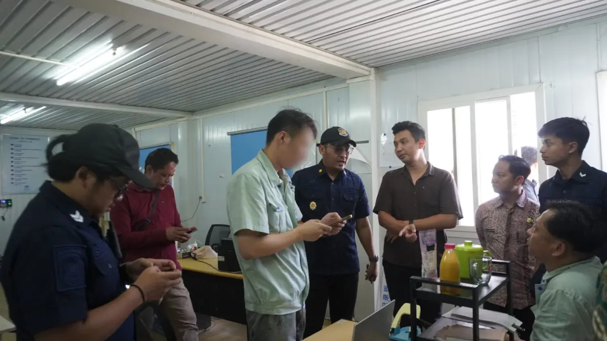 Operasi Tim Pengawasan Orang Asing (Timoora) di Kawasan Industri Kendal temukan dua WNA asal China langgar izin tinggal.