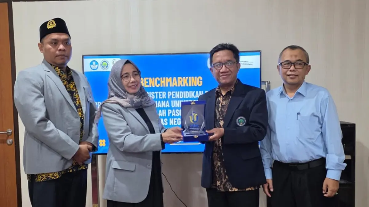 Direktur Program Pascasarjana Universitas Muria Kudus Prof. Dr. Sri Utaminingsih, M.Pd. didampingi Ketua Program Studi Magister Pendidikan Dasar Dr. Nur Fajrie, M.Pd. menyerahkan cinderamata kepada Wakil Direktur Sekolah Pascasarjana Universitas Negeri Malang Prof. Dr. Yusuf Hanafi, S.Ag., M.Fil.I.
