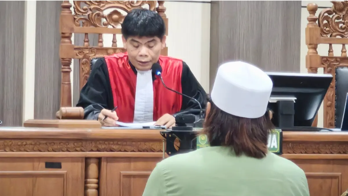 Ketua Majelis Hakim Rightmen MS Situmorang membacakan putusan Gus Yazid penjara 1 tahun penjara, Rabu (9/9/2026). (IDA FADILAH/JAWA POS RADAR SEMARANG)