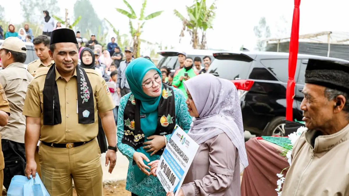 Ketua TP PKK Provinsi Jawa Tengah, Nawal Arafah Yasin secara simbolis menyerahkan bantuan pengembangan usaha kepada salah satu Kelompok Usaha Berbasis Keluarga.