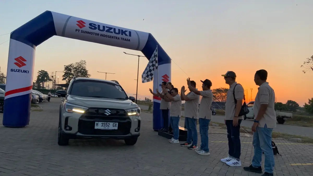 Pelepasan 10 konsumen pertama XL7 Terbaru oleh General Manager PT Sunmotor Indosentra Trada (SIT) Imron Santoso dan jajaran pimpinan lainnya di Café The Olive Manor.