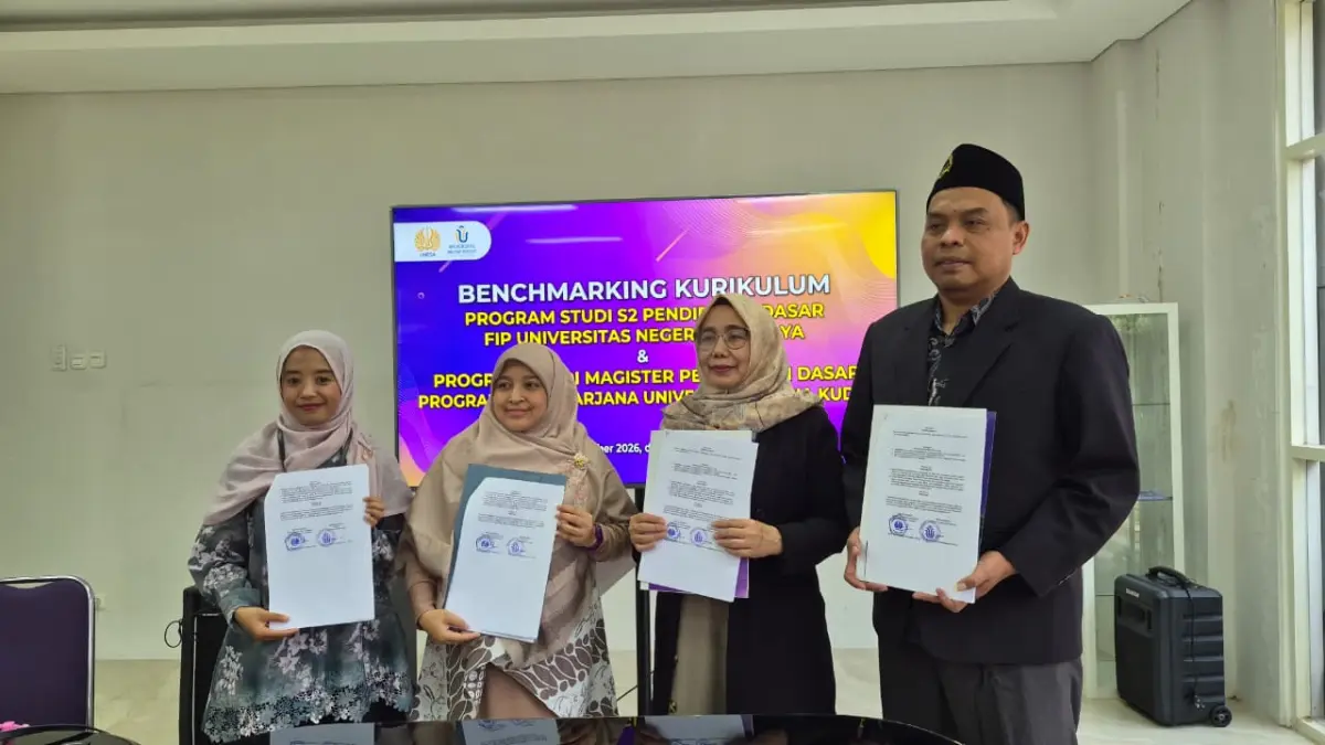 Direktur Program Pascasarjana Universitas Muria Kudus Prof. Dr. Sri Utaminingsih, M.Pd. dan Ketua Program Studi S2 Pendidikan Dasar UNESA Neni Mariana, S.Pd., M.Sc., Ph.D., bersama Ketua Program Studi Magister Pendidikan Dasar Program Pascasarjana UMK Dr. Nur Fajrie, M.Pd. menunjukkan MoU kerja sama.