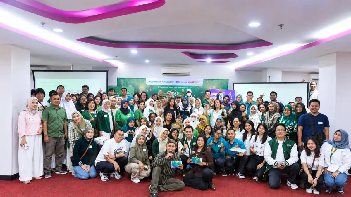 Keterangan foto: Mitra GrabMerchant yang mengikuti Teras Perwira Spesial Ulang Tahun 2026 mendapatkan berbagai edukasi bisnis, salah satunya tentang pemasaran digital melalui GrabAds, perhitungan harga jual online melalui BisaMatika, dan pemanfaatan Asisten AI GrabMerchant. 