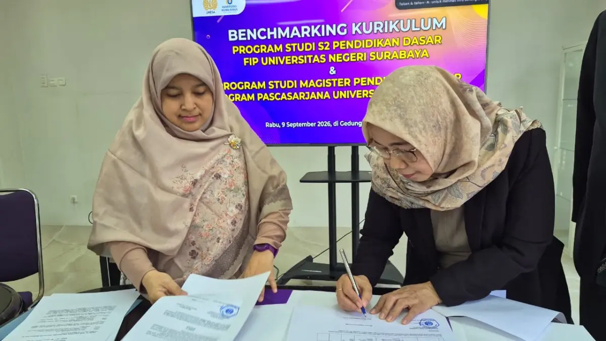 Direktur Program Pascasarjana Universitas Muria Kudus Prof. Dr. Sri Utaminingsih, M.Pd. dan Ketua Program Studi S2 Pendidikan Dasar UNESA Neni Mariana, S.Pd., M.Sc., Ph.D. menandatangani kerja sama.