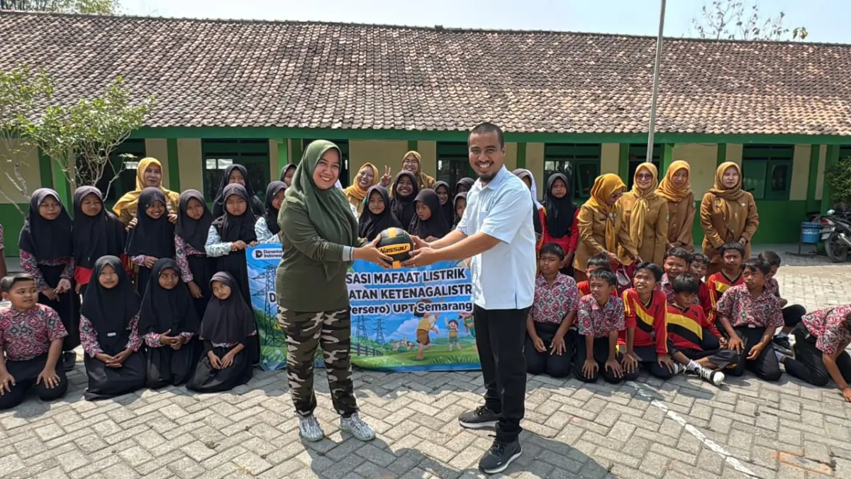 EDUKASI SISWA : Manager PLN UPT Semarang Achmad Ridwan melakukan edukasi kepada siswa SDN 1 Jepangrejo mengenai bahayanya bermain layangan dekat SUTET dan SUTT. (DOK. PLN UPT SEMARANG)