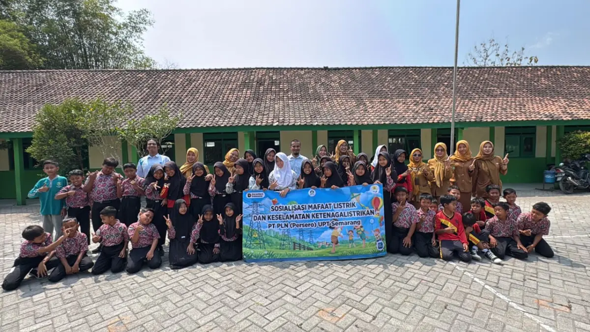 PELOPOR KELISTRIKAN : Siswa SDN 1 Jepangrejo foto bareng setelah mendapatkan edukasi mengenai bahayanya bermain layangan dekat SUTET dan SUTT. (DOK. PLN UPT SEMARANG)