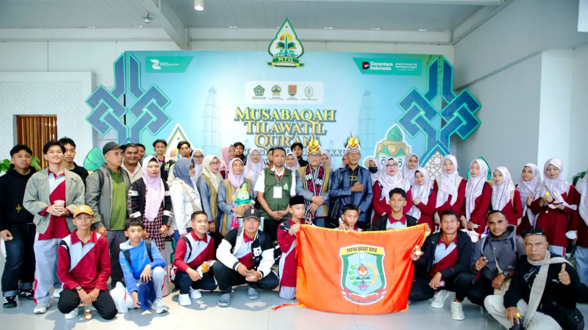Salah satu bentuk penyambutan yang menarik perhatian yakni pengalungan selendang rajut khas Jepara, kepada anggota kafilah.