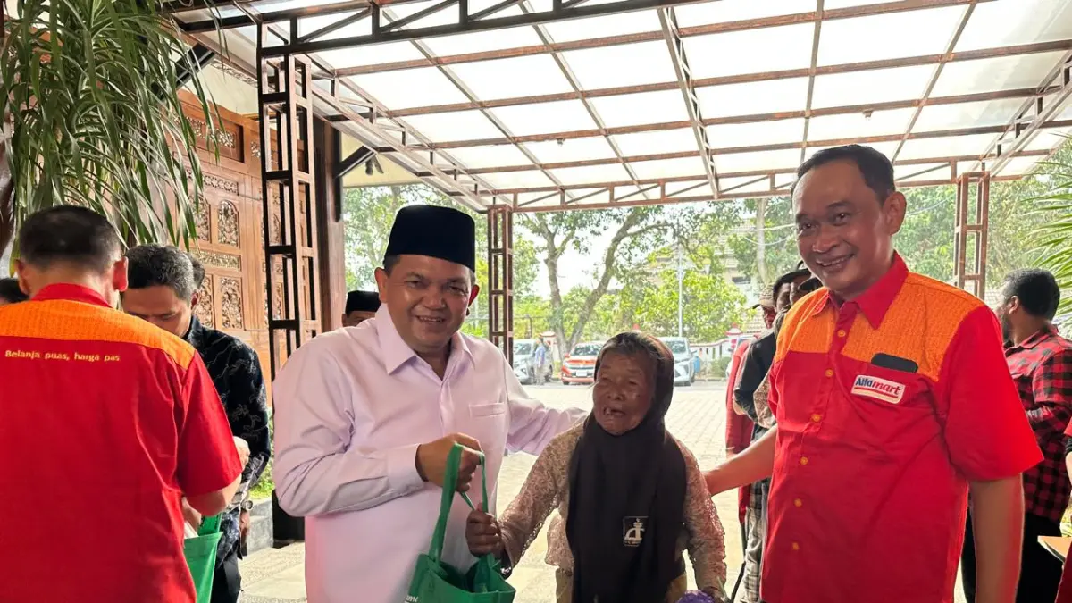 Bupati Semarang Ngesti Nugraha saat membagikan sembako kepada warga.
