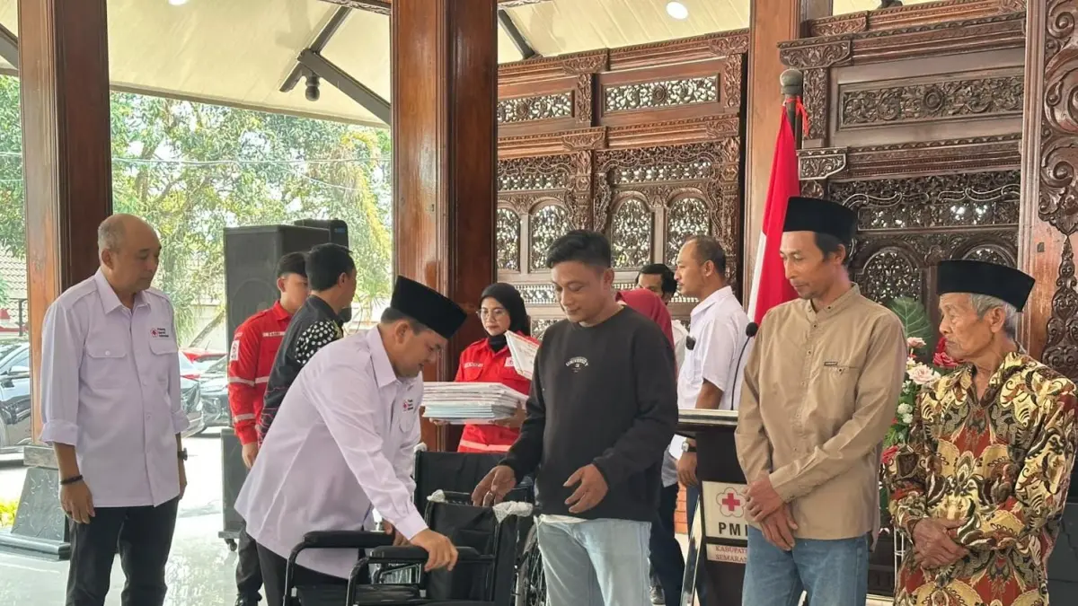 Bupati Semarang Ngesti Nugraha saat menyerahkan bantuan kursi roda kepada warga di acara Bulan Dana PMI Kabupaten Semarang.