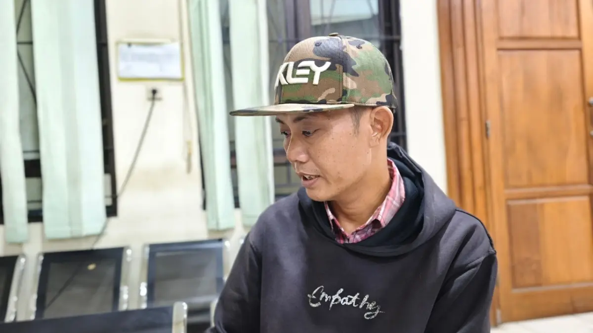 Mantan pekerja outsourcing PT Raja Nusantara Berjaya (RNB), Boge Kurnia. (IDA FADILAH/JAWA POS RADAR SEMARANG)