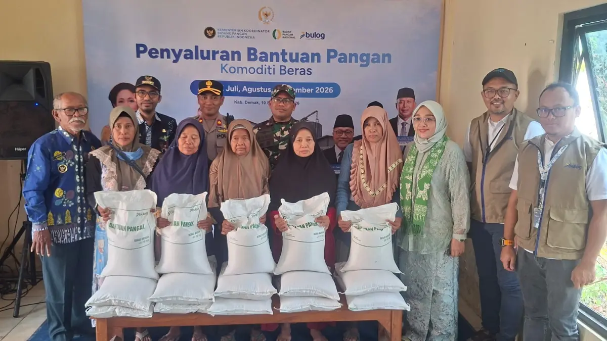 Anggota Komisi IV DPR RI Hindun Annisah didampingi Pimpinan Perum Bulog Kantor Cabang Semarang, Rendy Ardiansyah dan jajaran monitoring penyaluran bantuan pangan di Balai Desa Sayung, Kecamatan Sayung. (Wahibpribadi)