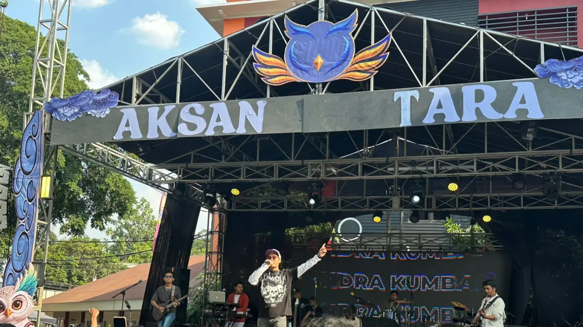 Hendra Kumbara manggung menghibur acara PKKMB Universitas Ngudi Waluyo. Sabtu (12/9).