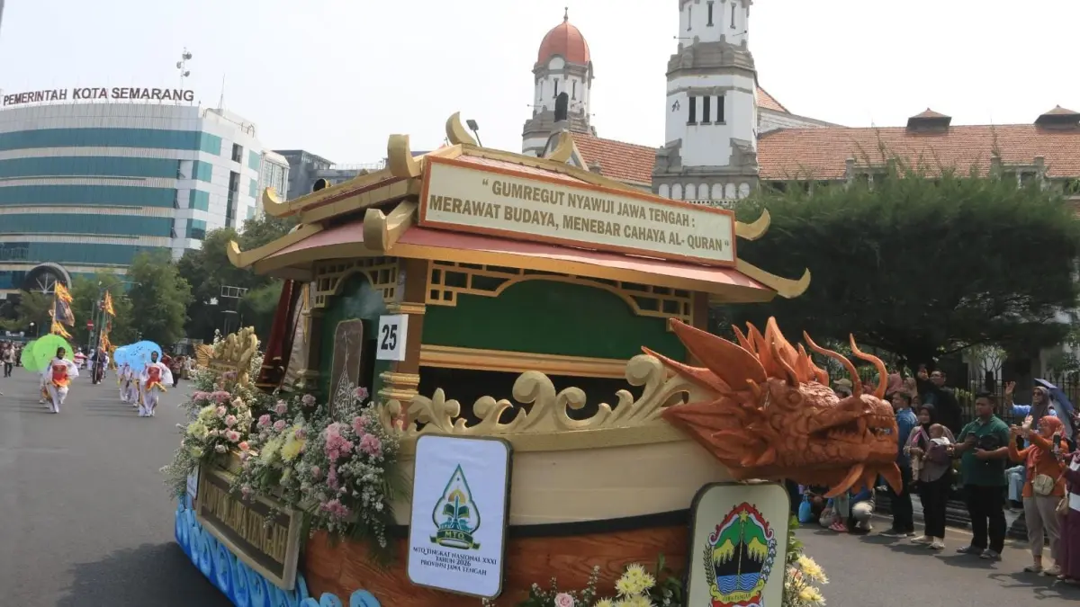 Pawai Taaruf dalam rangka pelaksanaan MTQ Nasional ke XXXI Tahun 2026. (NUR CHAMIM/JAWA POS RADAR SEMARANG)