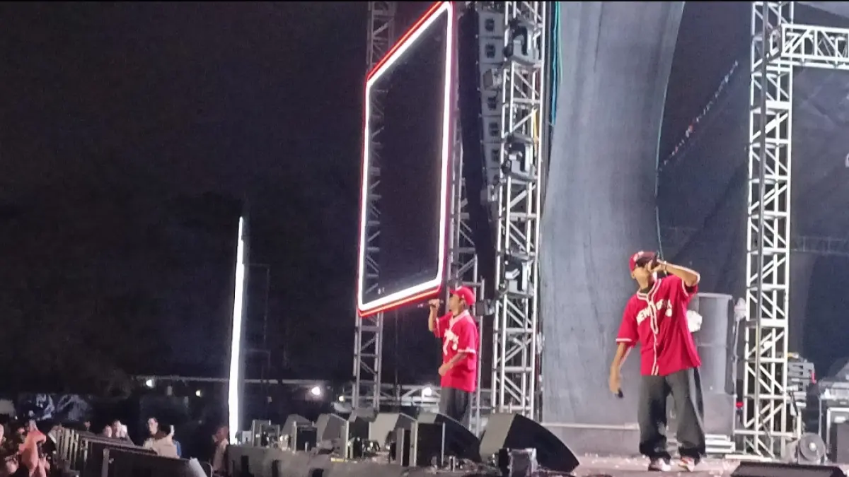 PECAH : Penampilan NDX A.K.A saat manggung di Primaria Fest 2026, Jumat (11/9) malam. (ADENNYAR WYCAKSONO/ JAWA POS RADAR SEMARANG)