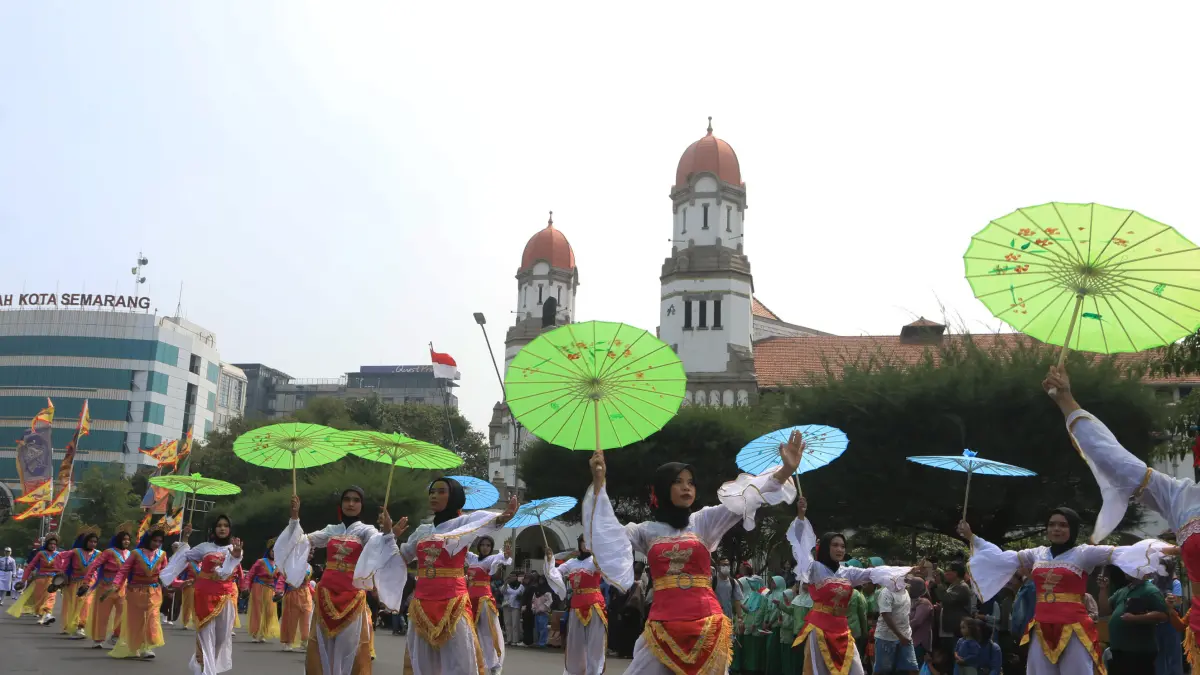 Peserta Pawai Taaruf MTQ Nasional XXXI 2026 tampil atraktif sepanjang rute pawai dari Balai Kota Semarang, Jalan Pemuda, menuju Kantor Gubernur Jateng Jalan Pahlawan, Sabtu (12/9/2026). (foto: Nur Chamim/Jawa Pos Radar Semarang)