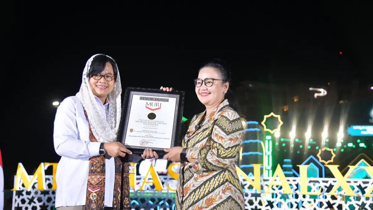 Wali Kota Semarang Agustina Wilujeng secara simbolis menerima penghargaan MURI atas 288.219 Peserta Nyanyikan Mars MTQ di Kota Semarang, Sabtu (12/9/2026) malam.