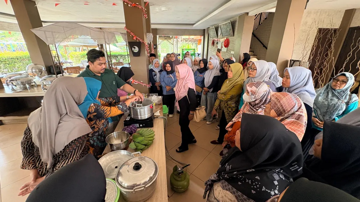 PRAKTIK: Peserta mengikuti pengolahan pangan lokal dalam pelatihan diversifikasi pangan yang digelar Dinas Pertanian dan Pangan (DPP) Kendal. Kegiatan tersebut mendorong pemanfaatan komoditas lokal menjadi produk bernilai ekonomi lebih tinggi. (BUDI SETIYAWAN/RADARSEMARANG.ID)